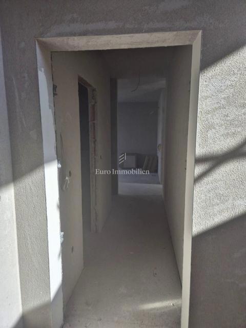 Vodice - pritlični apartma z vrtom