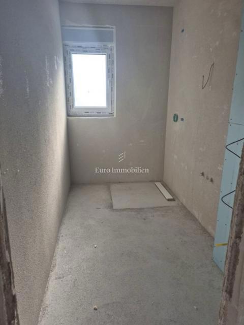 Vodice - pritlični apartma z vrtom
