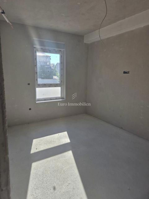 Vodice - pritlični apartma z vrtom