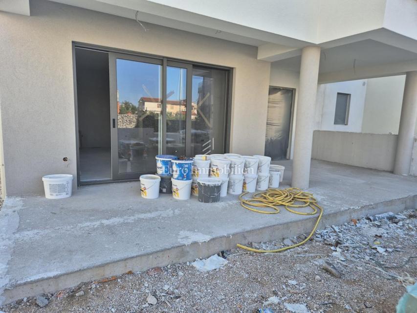 Vodice - pritlični apartma z vrtom