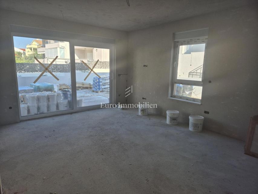 Vodice - pritlični apartma z vrtom