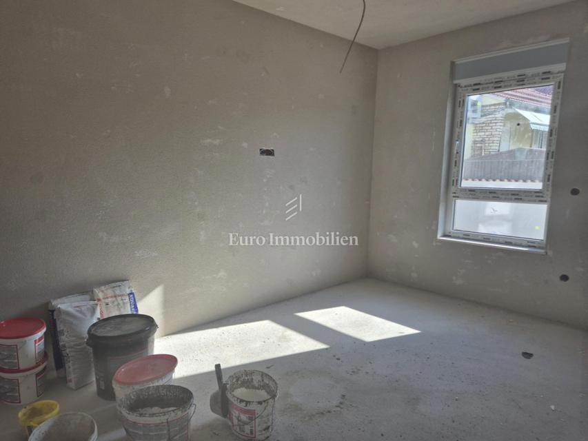 Vodice - pritlični apartma z vrtom