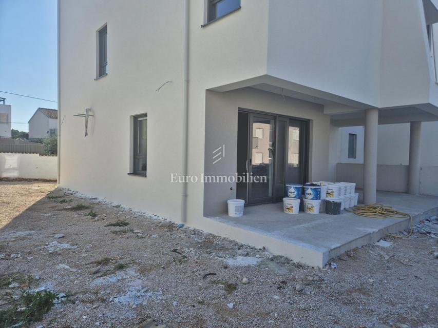 Vodice - pritlični apartma z vrtom