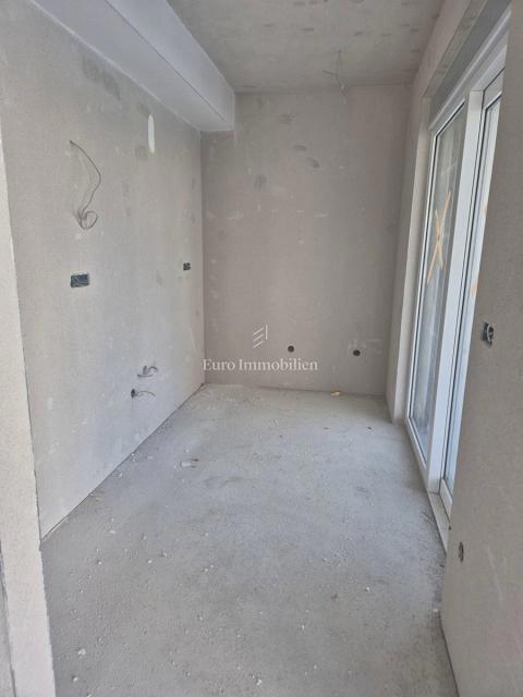 Vodice - pritlični apartma z vrtom