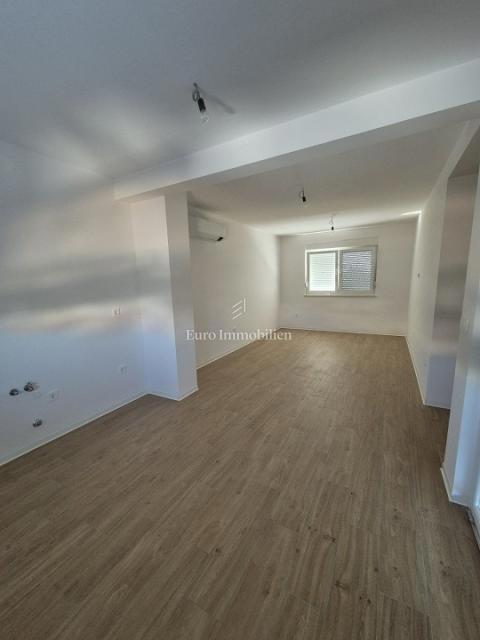 Mandre - apartma v novogradnji, 30 m do morja