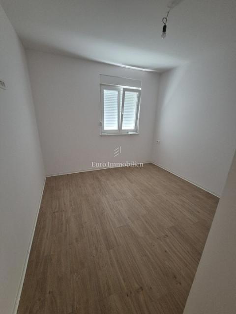 Mandre - apartma v novogradnji, 30 m do morja