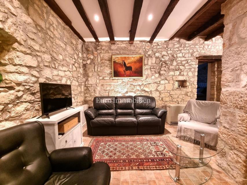 POREČ! Očarljiva kamnita hiša z dvema apartmajema