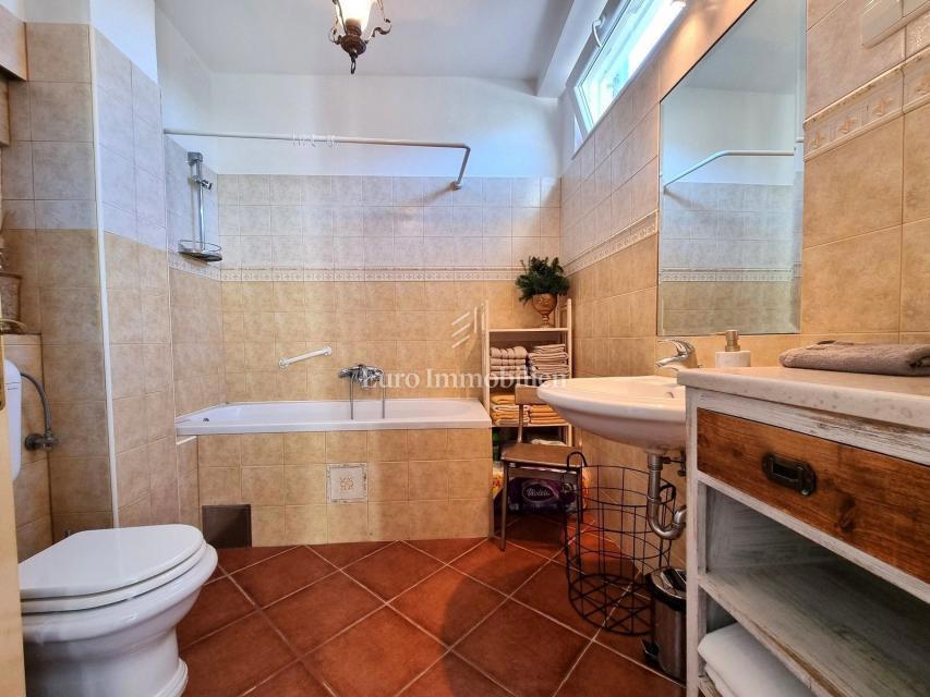 POREČ! Očarljiva kamnita hiša z dvema apartmajema