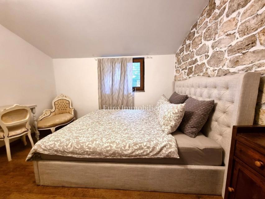 POREČ! Očarljiva kamnita hiša z dvema apartmajema