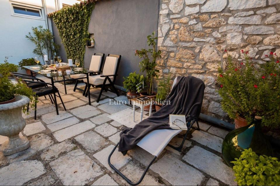POREČ! Očarljiva kamnita hiša z dvema apartmajema