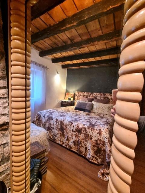 POREČ! Očarljiva kamnita hiša z dvema apartmajema