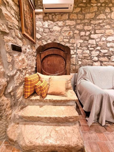 POREČ! Očarljiva kamnita hiša z dvema apartmajema