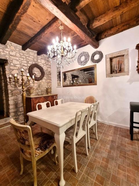 POREČ! Očarljiva kamnita hiša z dvema apartmajema
