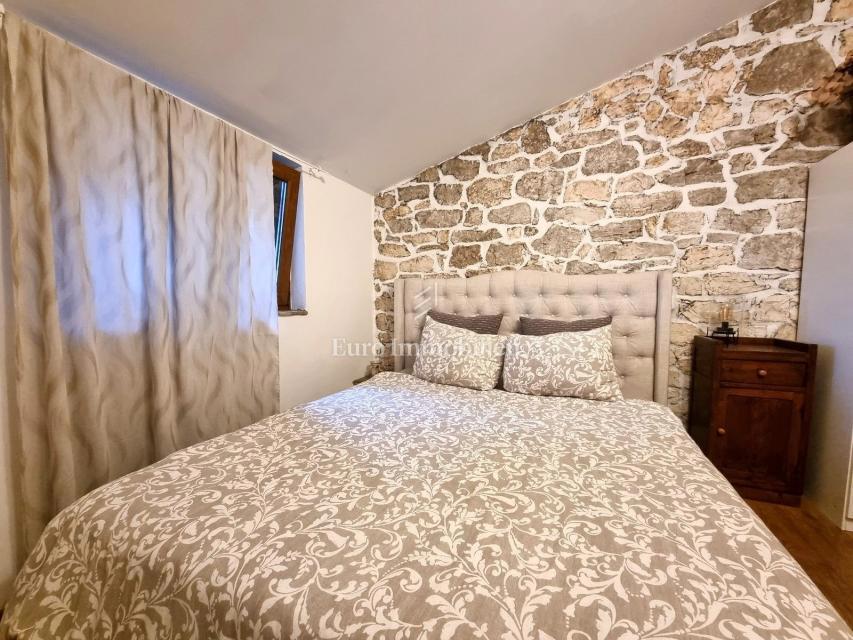 POREČ! Očarljiva kamnita hiša z dvema apartmajema
