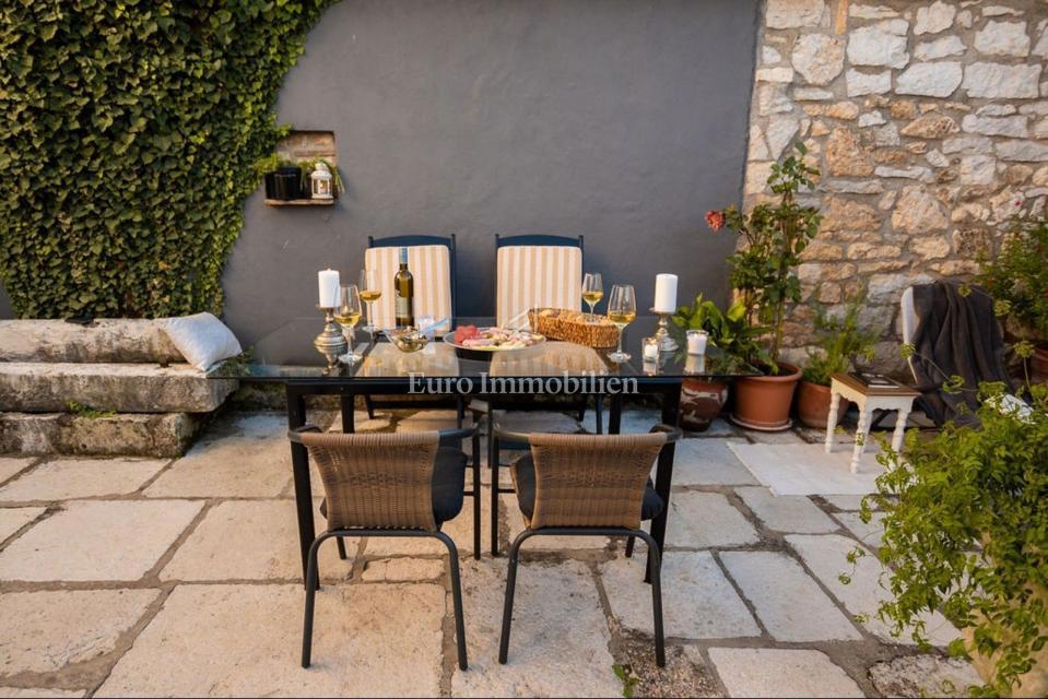 POREČ! Očarljiva kamnita hiša z dvema apartmajema