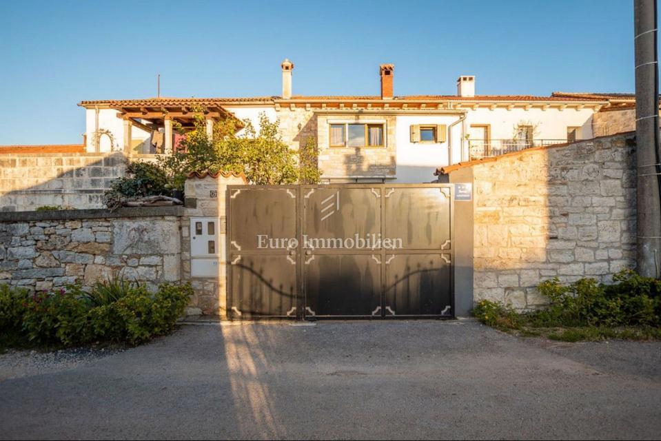 POREČ! Očarljiva kamnita hiša z dvema apartmajema