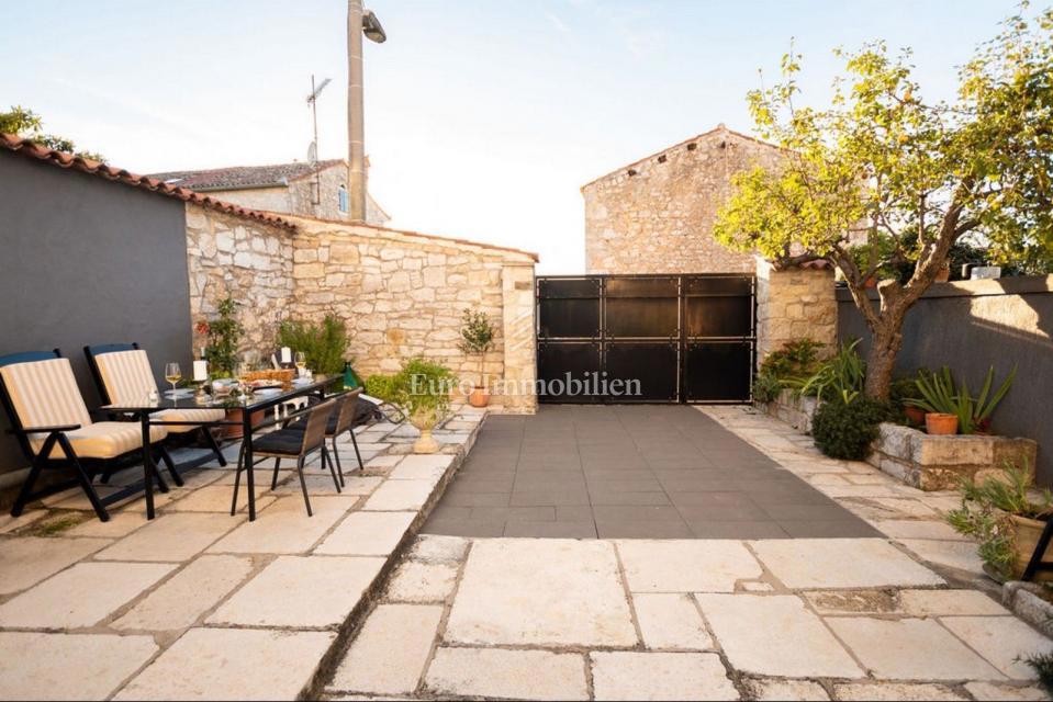 POREČ! Očarljiva kamnita hiša z dvema apartmajema