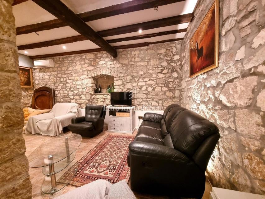 POREČ! Očarljiva kamnita hiša z dvema apartmajema
