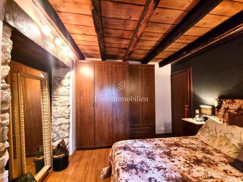 POREČ! Očarljiva kamnita hiša z dvema apartmajema
