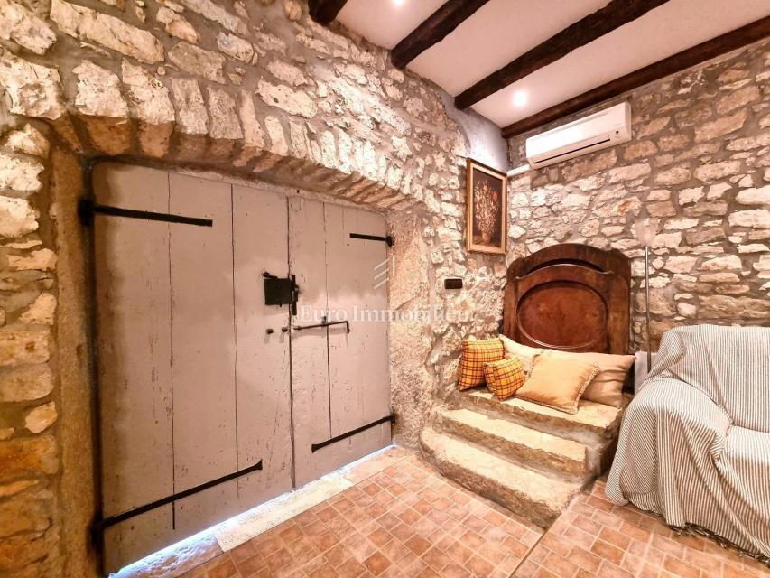 POREČ! Očarljiva kamnita hiša z dvema apartmajema