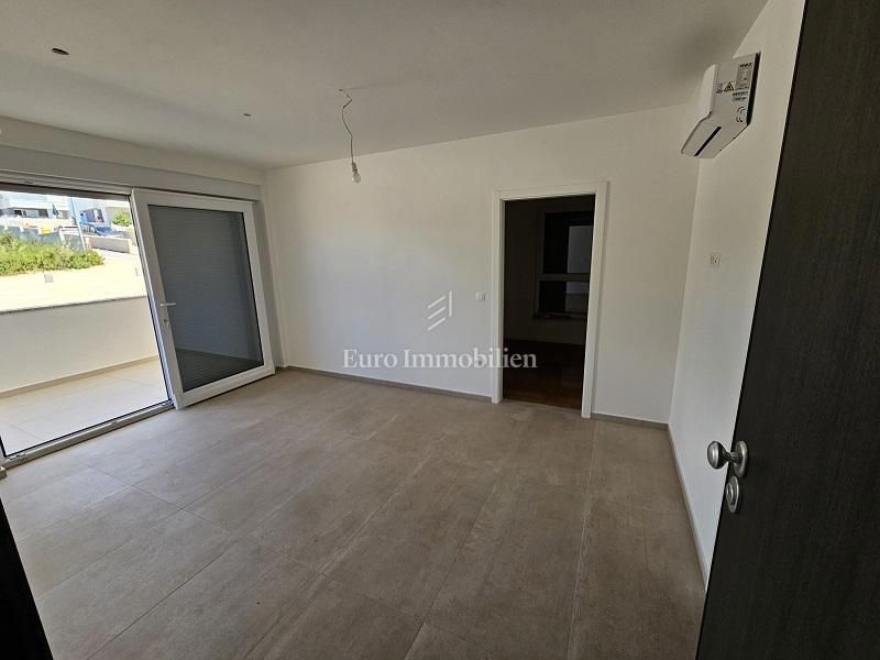 Novalja - apartma s teraso in vrtom