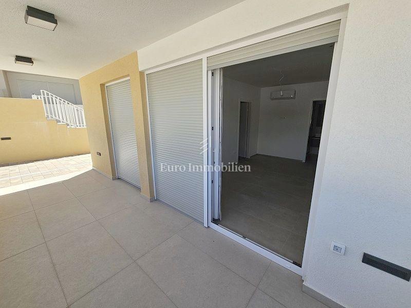 Novalja - apartma s teraso in vrtom