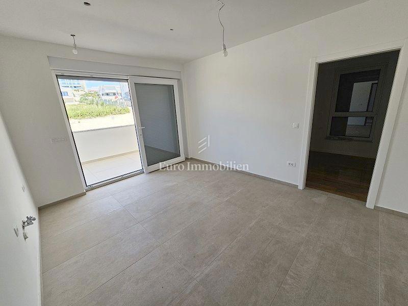 Novalja - apartma s teraso in vrtom