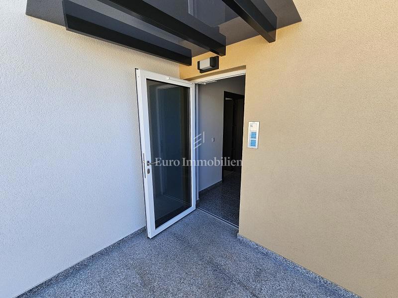 Novalja - apartma s teraso in vrtom