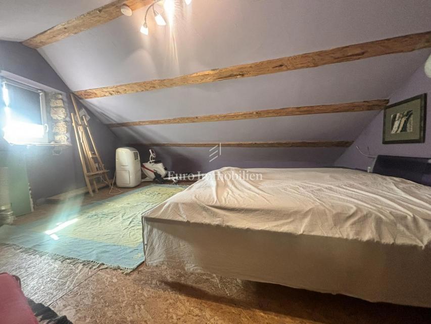 Bribir - dvojček kamnita hiša v dveh etažah