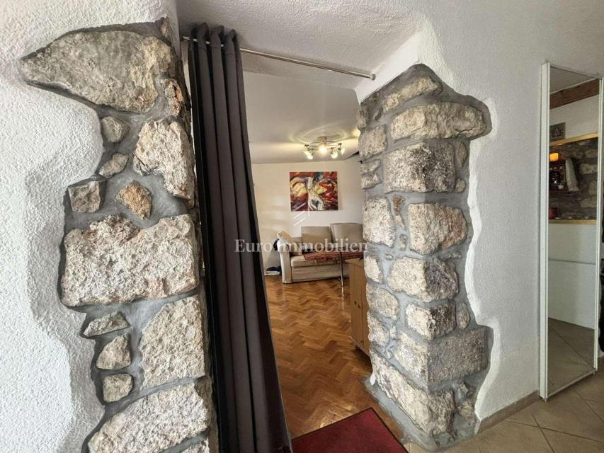 Bribir - dvojček kamnita hiša v dveh etažah