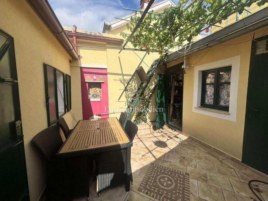Bribir - dvojček kamnita hiša v dveh etažah
