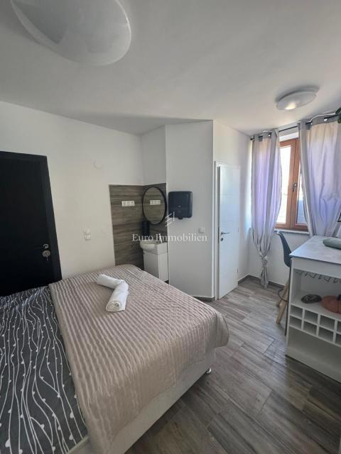 Tisno - apartma, prva vrsta do morja