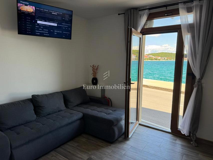 Tisno - apartma, prva vrsta do morja