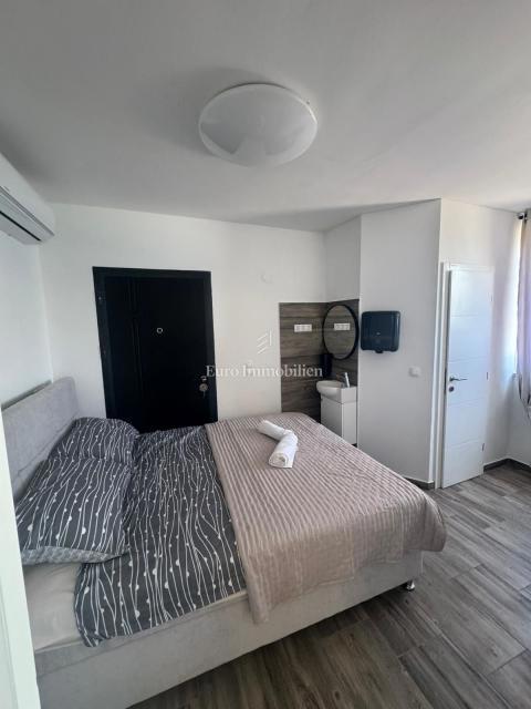 Tisno - apartma, prva vrsta do morja