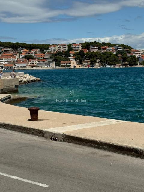 Tisno - apartma, prva vrsta do morja