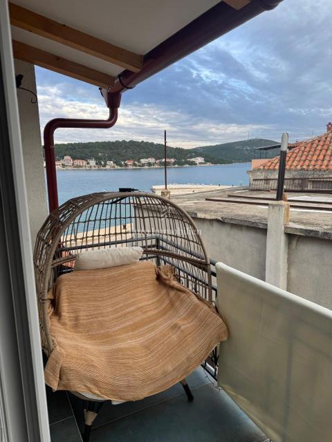 Tisno - apartma, prva vrsta do morja