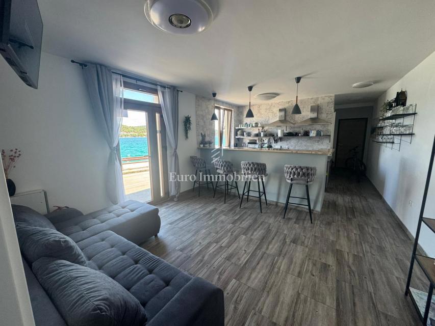 Tisno - apartma, prva vrsta do morja