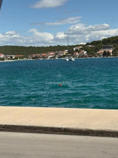 Tisno - apartma, prva vrsta do morja