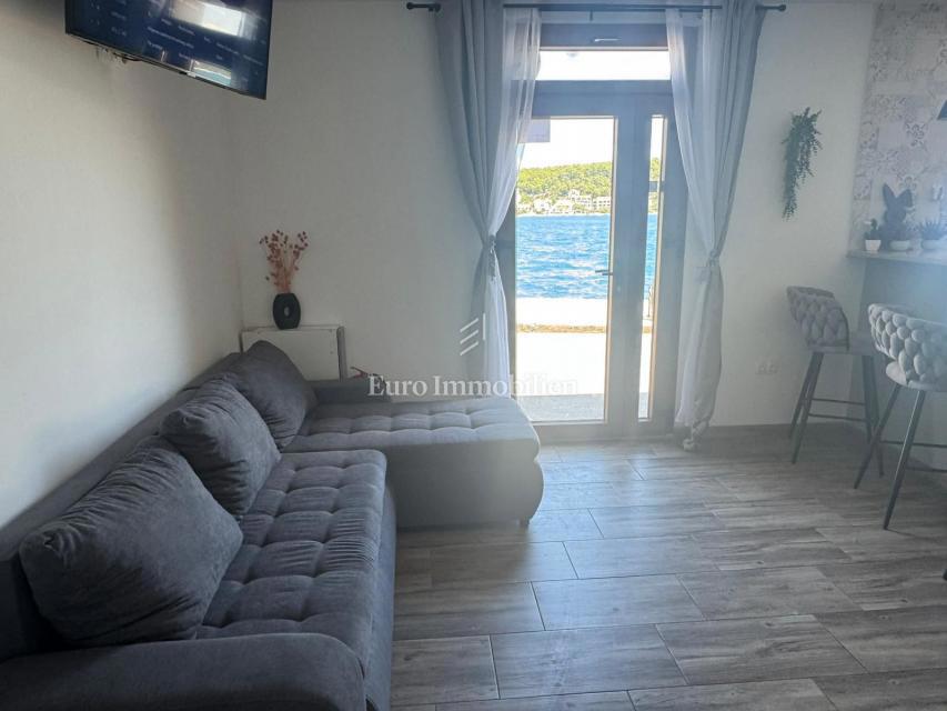 Tisno - apartma, prva vrsta do morja