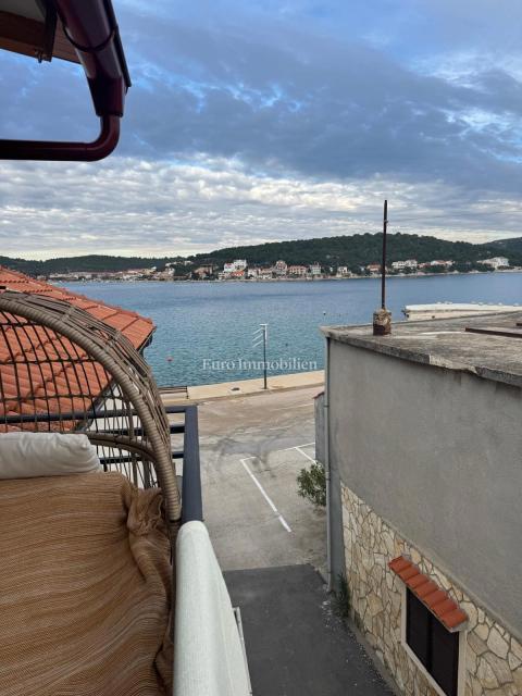 Tisno - apartma, prva vrsta do morja