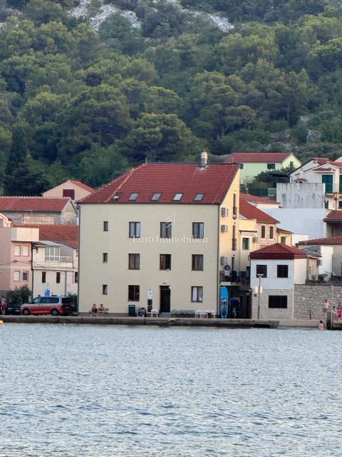 Tisno - apartma, prva vrsta do morja