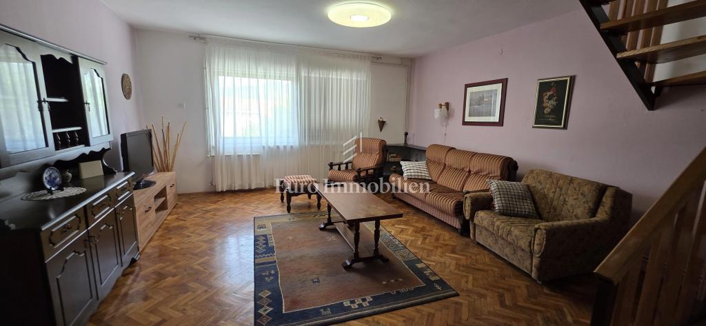 Hiša s pogledom na morje in dvema garažama-Klenovica