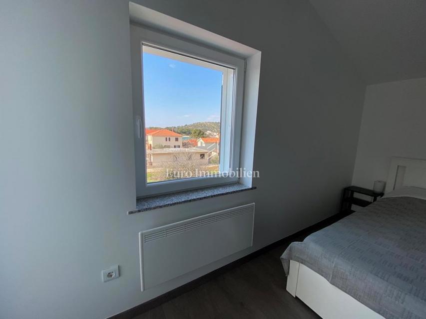 Tisno - Apartma z vrtom in pogledom na morje