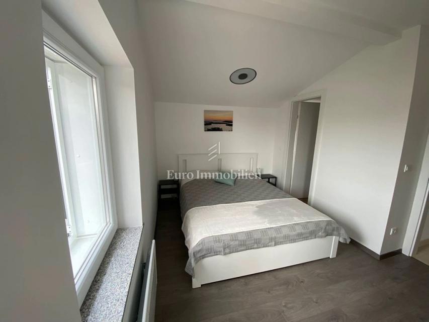 Tisno - Apartma z vrtom in pogledom na morje
