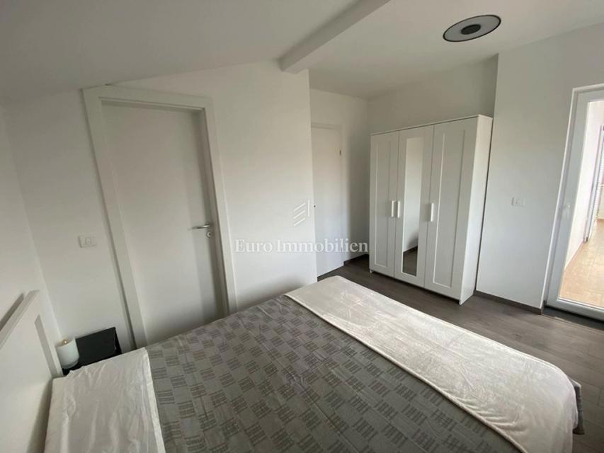 Tisno - Apartma z vrtom in pogledom na morje