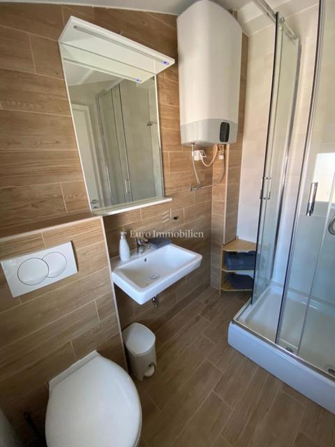 Tisno - Apartma z vrtom in pogledom na morje
