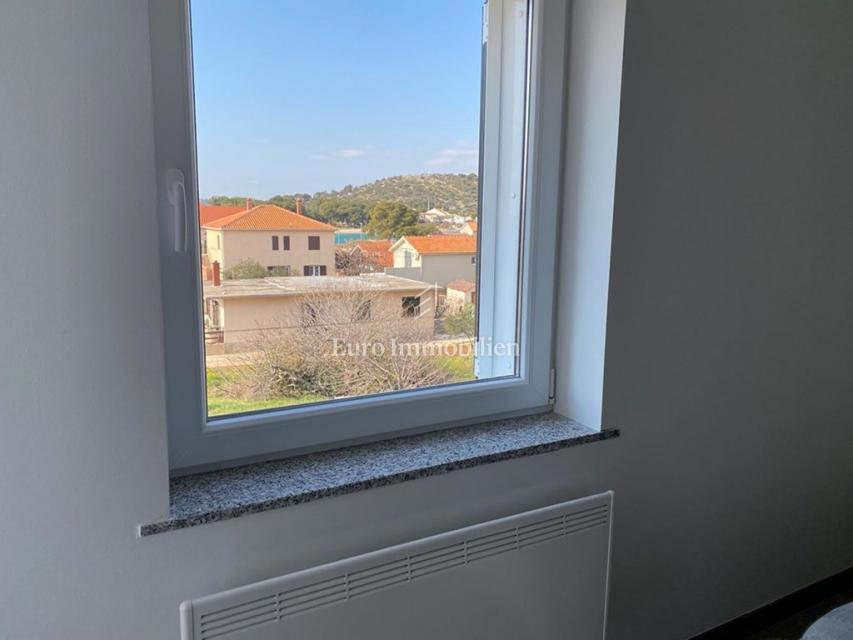 Tisno - Apartma z vrtom in pogledom na morje