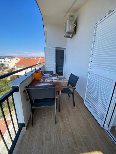 Tisno - Apartma z vrtom in pogledom na morje