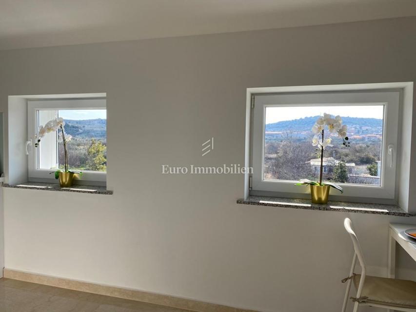 Tisno - Apartma z vrtom in pogledom na morje