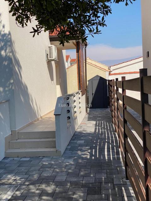 Tisno - Apartma z vrtom in pogledom na morje